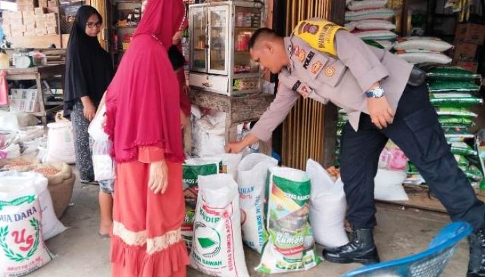 Sambangi Pedagang Beras Bhabinkamtibmas Polsek Peureulak Polres Aceh Timur Sampaikan Pesan Kamtibmas