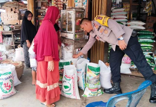 Sambangi Pedagang Beras Bhabinkamtibmas Polsek Peureulak Polres Aceh Timur Sampaikan Pesan Kamtibmas