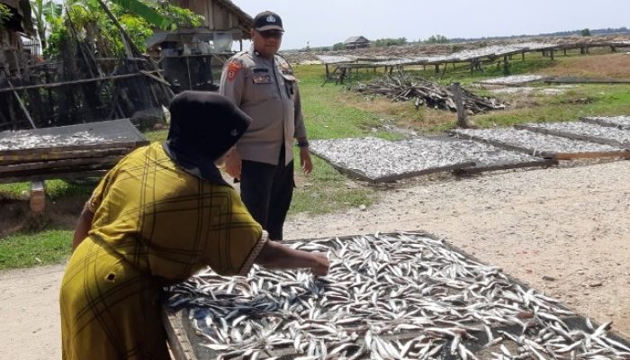 Sambangi Pembuat Ikan Asin, Polisi RW Polsek Peureulak Polres Aceh Timur Berikan Dukungan dan Motivasi