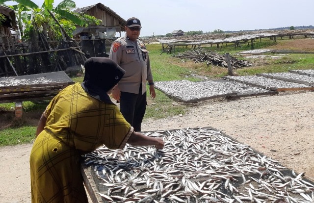 Sambangi Pembuat Ikan Asin, Polisi RW Polsek Peureulak Polres Aceh Timur Berikan Dukungan dan Motivasi