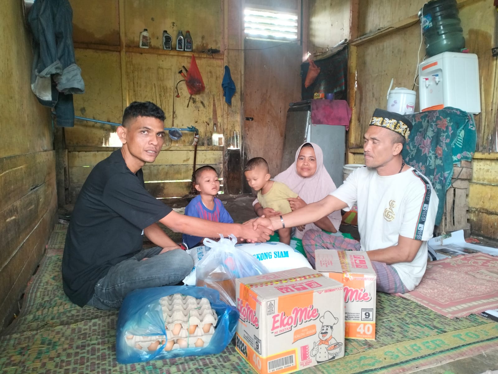 Warga Aceh Timur Tidak Mampu Beli Beras Hingga Makan Batang Keladi, Haji Uma Kirim Bantuan