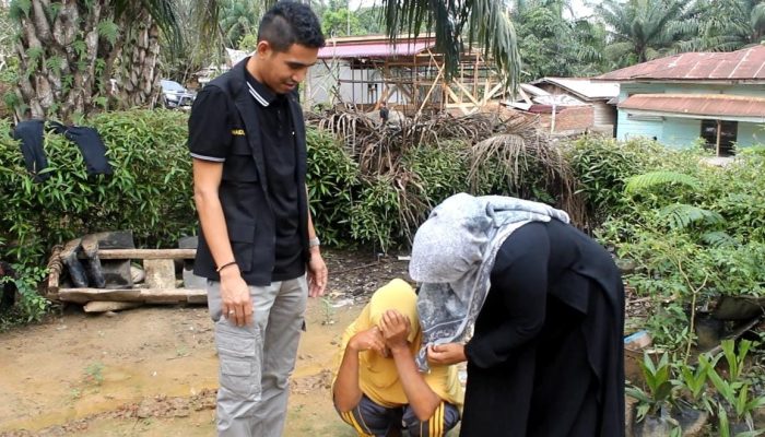 Isak Tangis Nek Poniem Saat Disambangi Junaidi, SE