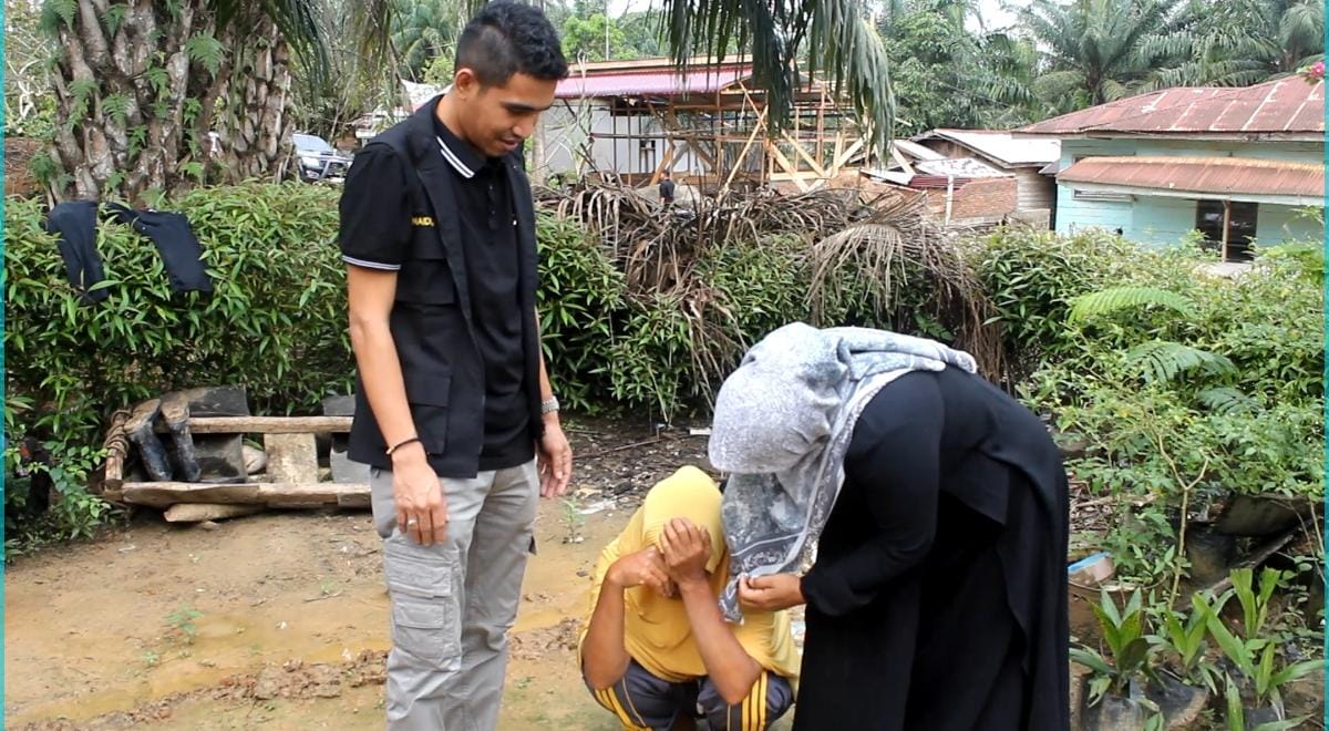 Isak Tangis Nek Poniem Saat Disambangi Junaidi, SE