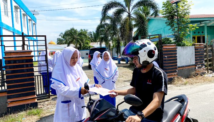 Gejolakkan Pemilu Damai, Mahasiswi Kebidanan di Subulussalam Sebar Brosur