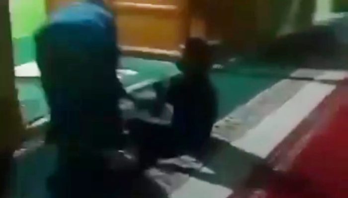 Seorang Ibu-Ibu Larang Tadarus di Masjid Hingga Banting Al-Qur’an