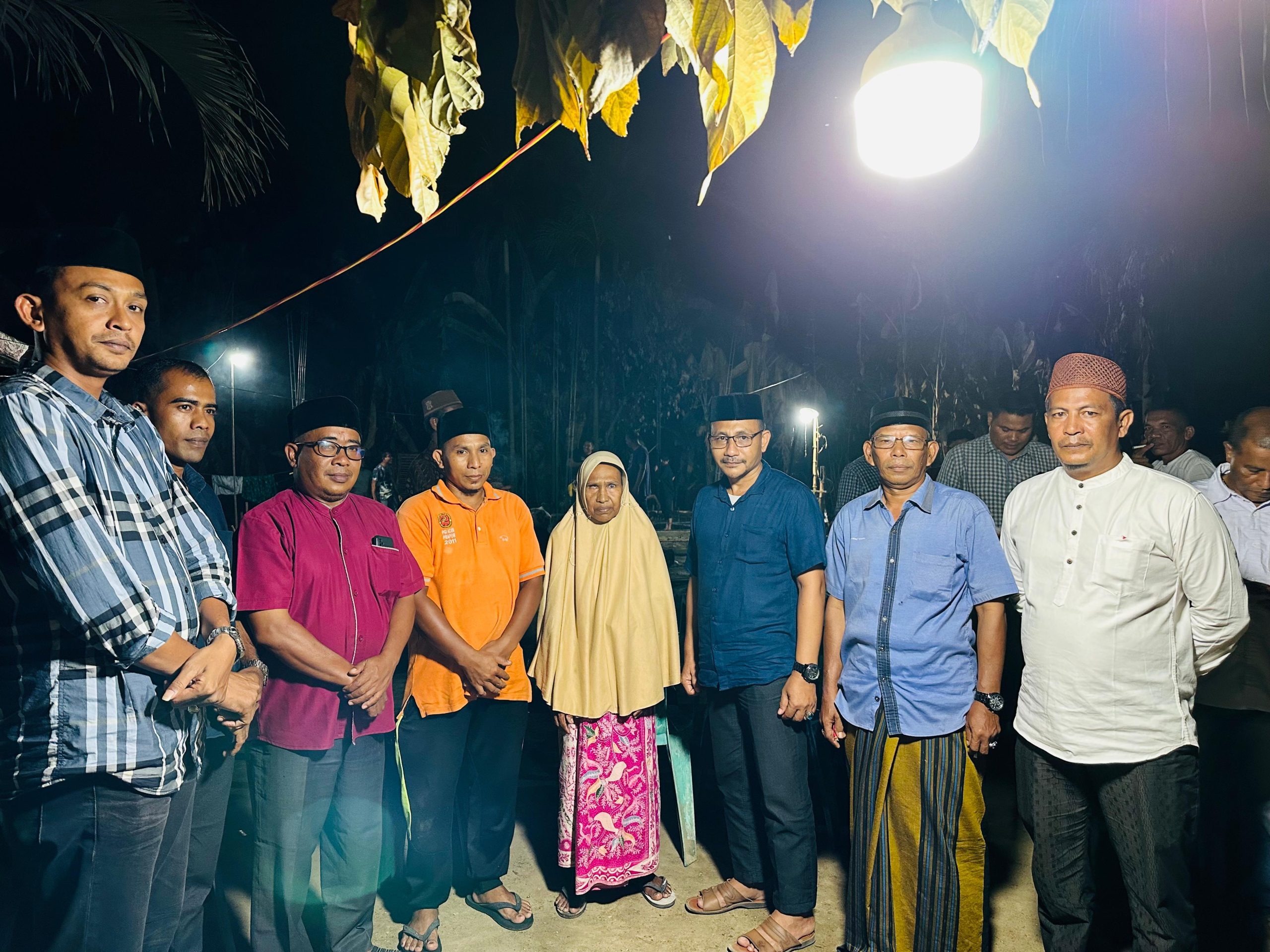 Masyarakat dan Haji Uma Bantu Bangun Kembali Rumah Ruhiah Ajat yang Terbakar