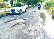 Miris! Jalan Provinsi Berlubang di Subulussalam Tak Kunjung di Perbaiki
