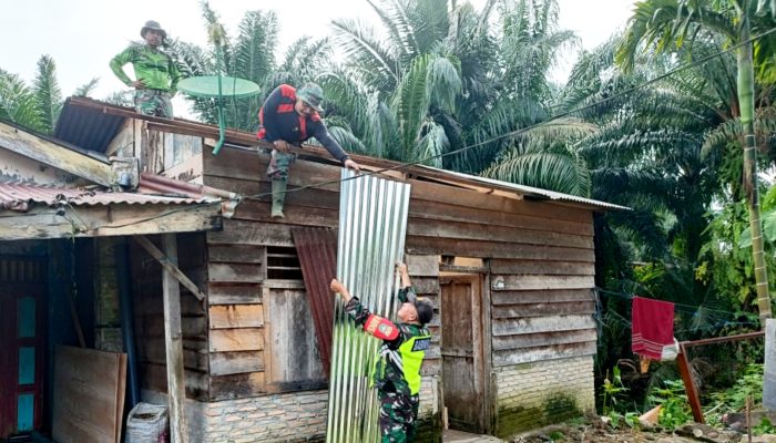 Babinsa Posramil Penanggalan Bantu Rehab Rumah Warga