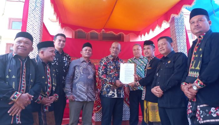 Serahkan SK Hukum Adat Kampong Singgersing, Azhari: Ini Semangat Juang Panglima Sambo