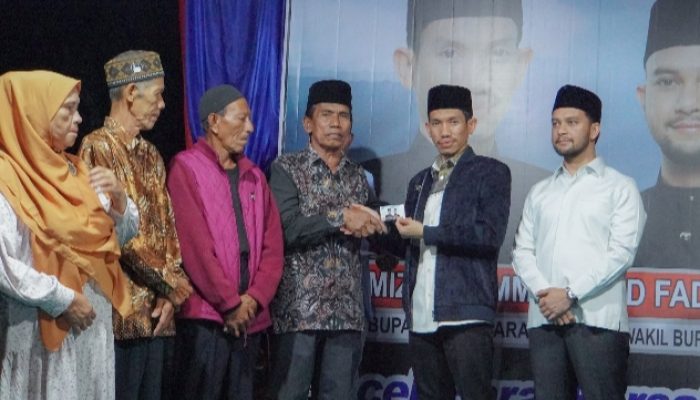 Bukan Sekedar Janji, Tarsa Langsung Bagikan Kartu Sehat untuk Warga Aceh Barat