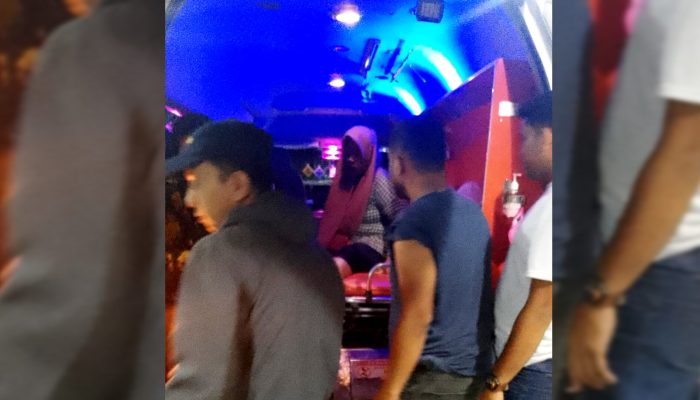 Serbu Kantor KIP, Dua Emak-Emak Terkena Gas Air Mata Dilarikan ke RSUD