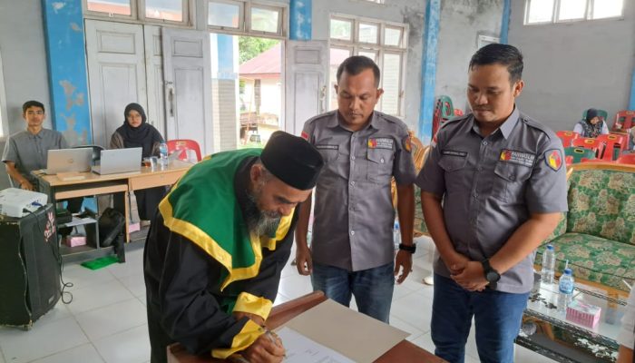Panwaslihcam Lantik 27 Anggota PPL Kecamatan Arongan Lambalek