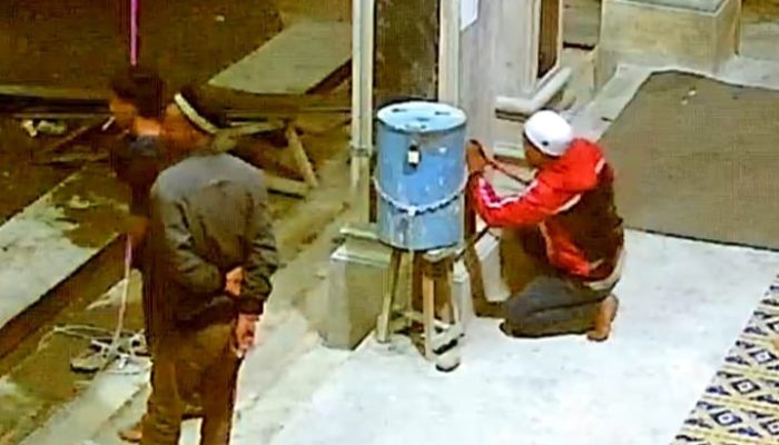Aksi Maling Kotak Amal Masjid Nurul Yaqin Nagan Raya Terekam CCTV