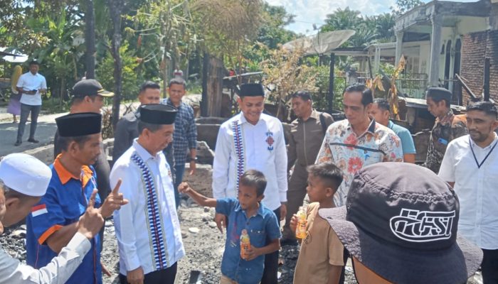 Foto : Pasangan calon bupati dan wakil bupati Salman Alfarisi dan Yusran Adek saat mejumpai korban kebakaran di Babahrot. Minggu 27-10-2024.