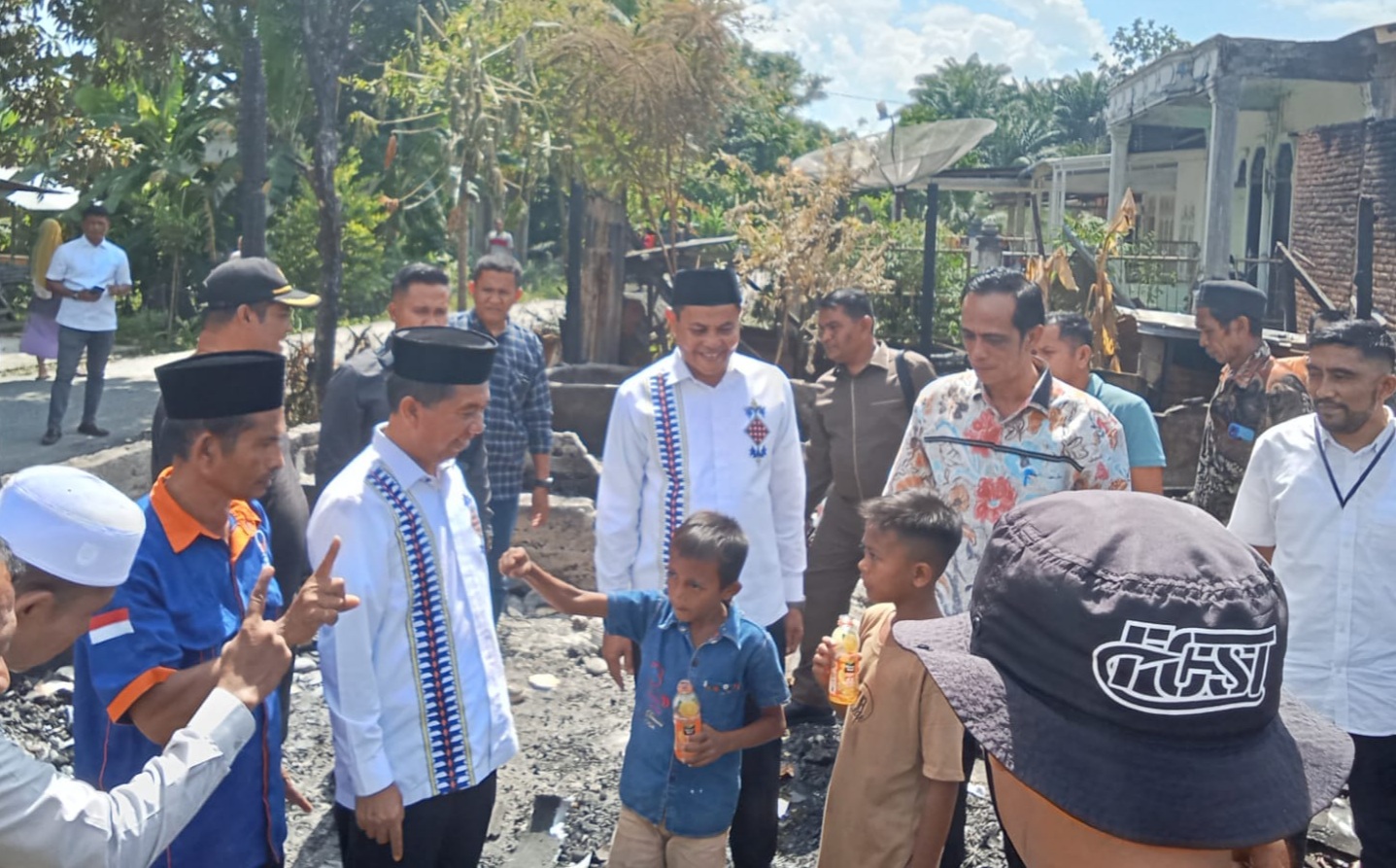 Foto : Pasangan calon bupati dan wakil bupati Salman Alfarisi dan Yusran Adek saat mejumpai korban kebakaran di Babahrot. Minggu 27-10-2024.