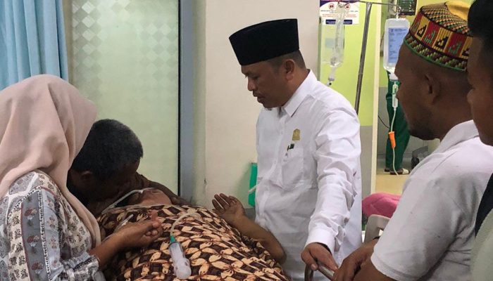 Sehari Setelah Dilantik Sebagai DPRA, Waled Landeng Jenguk Pasien Rujukan dari RS CUT Mutia