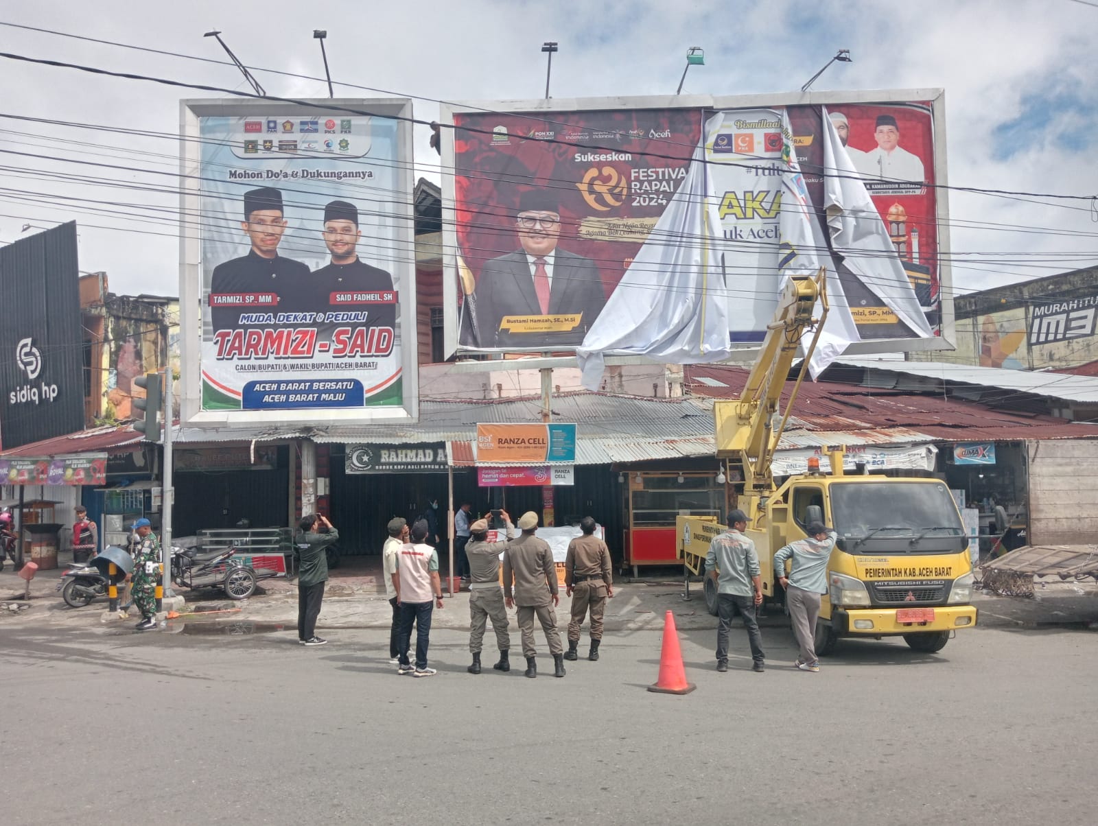 Melanggar Aturan Panwaslih dan Satpol –PP Aceh Barat Copot Puluhan Baliho Pilkada 2024