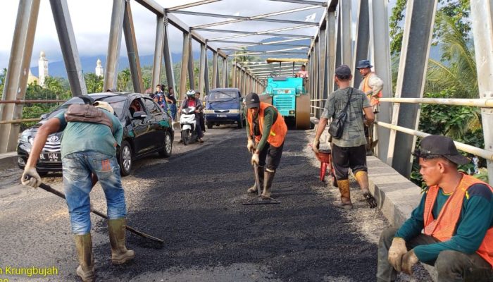 Relawan Salman-Yusran Bantu Perbaiki Jalan Rusak di Jembatan Guhang