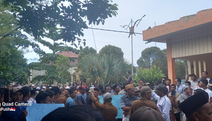 BREAKING NEWS: Perangkat kampong di Subulussalam Demo Tuntut Bayar Gaji