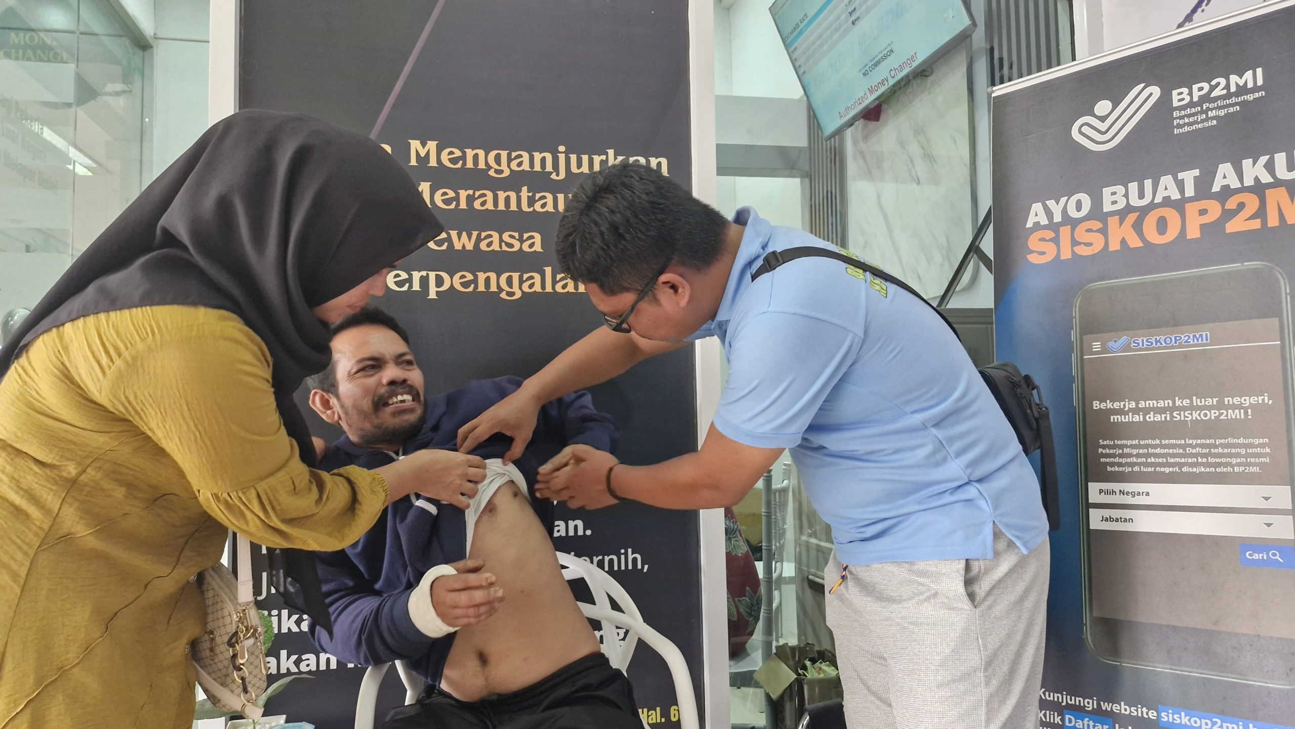 Jatuh dari Pohon Kelapa di Malaysia, Warga Aceh Utara Dipulangkan Dengan Kondisi Patah Tulang