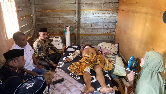 Disela Kunjungan Kerja di Aceh Tenggara, Haji Uma Jenguk Amir Muhammad yang Koma Akibat Jatuh Dari Pohon Kelapa