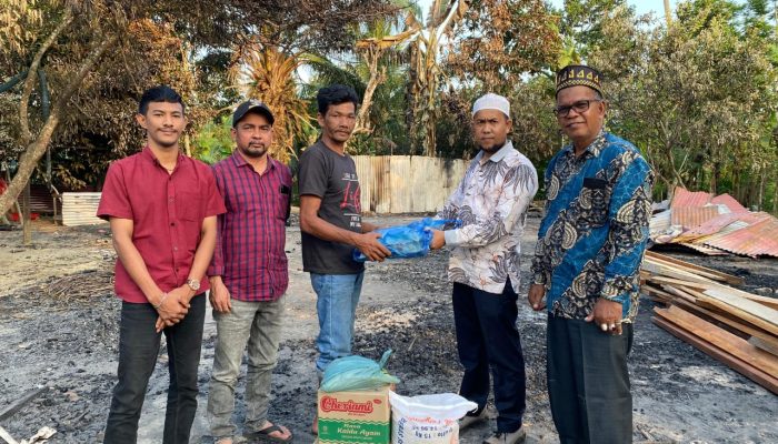 Anggota DPRK Aceh Timur Tgk Suryadi Serahkan Bantuan Untuk Korban Kebakaran di Pante Bidari
