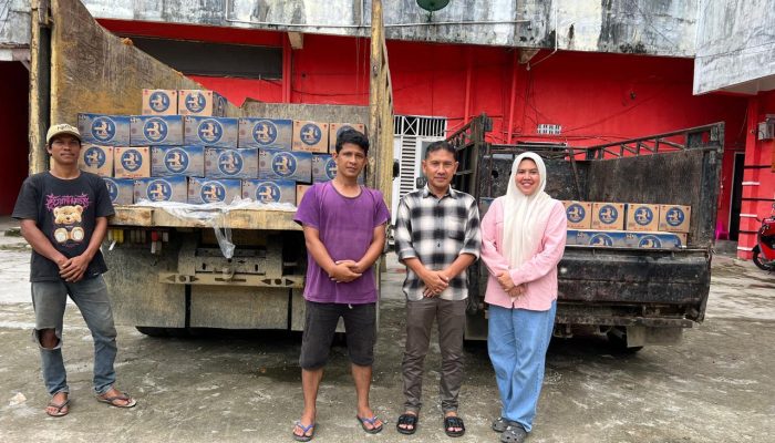 Jelang Bulan Ramadhan, Salehati dan Suami Bagikan Air Meneral ke Masjid