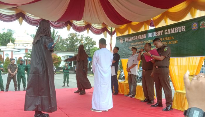 11 Terpidana Pelanggar Qanun Aceh tentang Hukum Jinayat Dicambuk