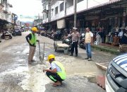 Satlantas Polres Abdya Bersama Dinas PUPR Tambal Jalan Berlubang