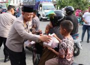 Polres Abdya Bagi Ratusan Takjil dan Borong Dagangan Pelaku UMKM