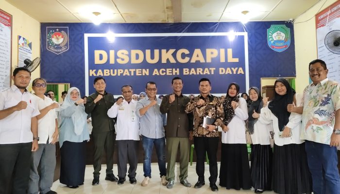 Foto : Komisi III DPRK Abdya saat pansus ke Disdukcapil.