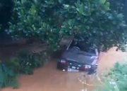 Mobil Pecah Ban Masuk Parit di Jalan Cot Mane, Suami Istri Meninggal