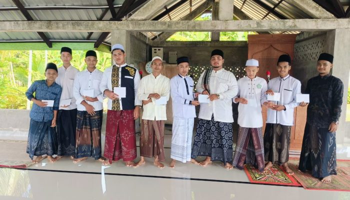 Sambut Idul Fitri, Pemerintah Gampong Beurandang Santuni Imam dan Bilal Tarawih