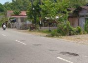 Jalan Rusak Dipenuhi Lubang, Warga Minta Pemda Bertindak
