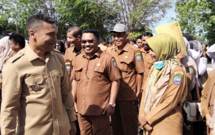 Foto : Bupati Abdya saat cek kesiapan apel.