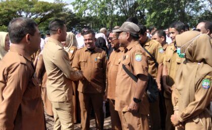 Foto : Seluruh ASN PPPK dan tenaga non ASN dinas pertanian dan Pangan Abdya ikuti apel disiplin di halaman kantor bupati Abdya.
