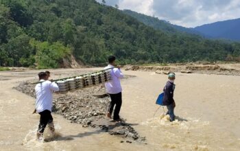 Jembatan Putus Diterjang Banjir, Warga Gayo Lues Rela Pikul MBG Seberangi Sungai