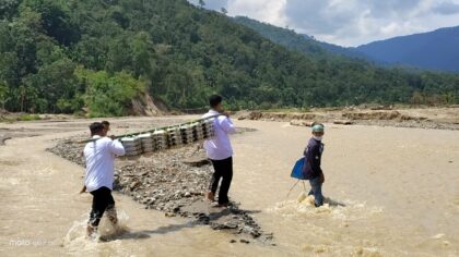 Jembatan Putus Diterjang Banjir, Warga Gayo Lues Rela Pikul MBG Seberangi Sungai