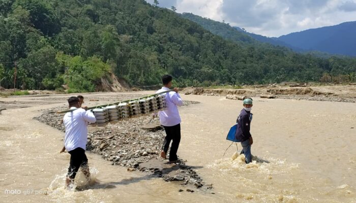 Jembatan Putus Diterjang Banjir, Warga Gayo Lues Rela Pikul MBG Seberangi Sungai