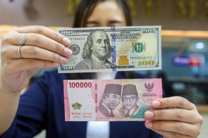 Rupiah Tertekan, Dolar AS Masih Perkasa di Perdagangan Hari Ini