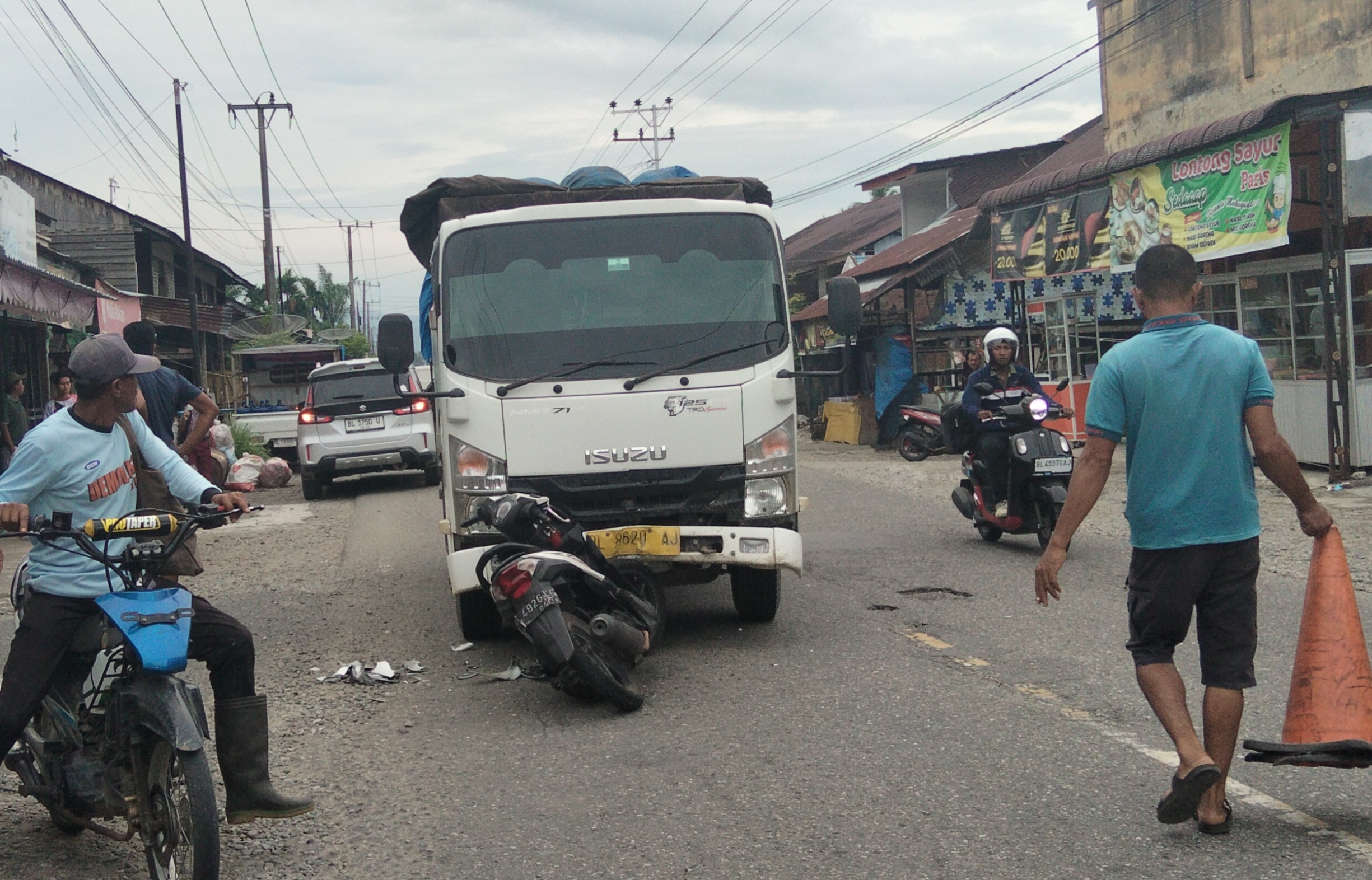 Truk Pengangkut Biji Besi Terlibat Kecelakaan Dengan Pelajar di Kuala Batee